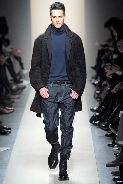 Look 16